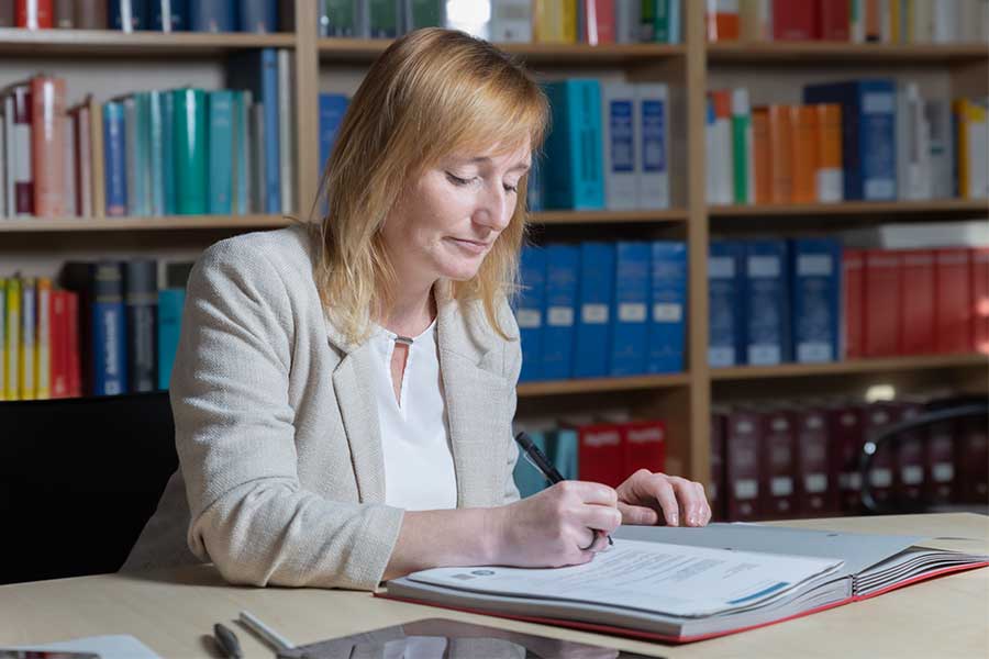 Rechtsanwältin und Notarin Sabrina Deiseroth